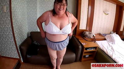 Riebi japonų mama rodo savo didžiulius papus ir mėgaujasi sekso žaisliuku. 51 metų azijietė mama pasakoja apie savo seksualinę patirtį. Yukiko 1 OSAKAPORN riebios milf