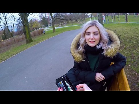 ❤️ Už pinigus nuryja karštą nepažįstamojo spermą - blowjob in the park by Eva Elfie Seks video prie mūsų ❌️❤